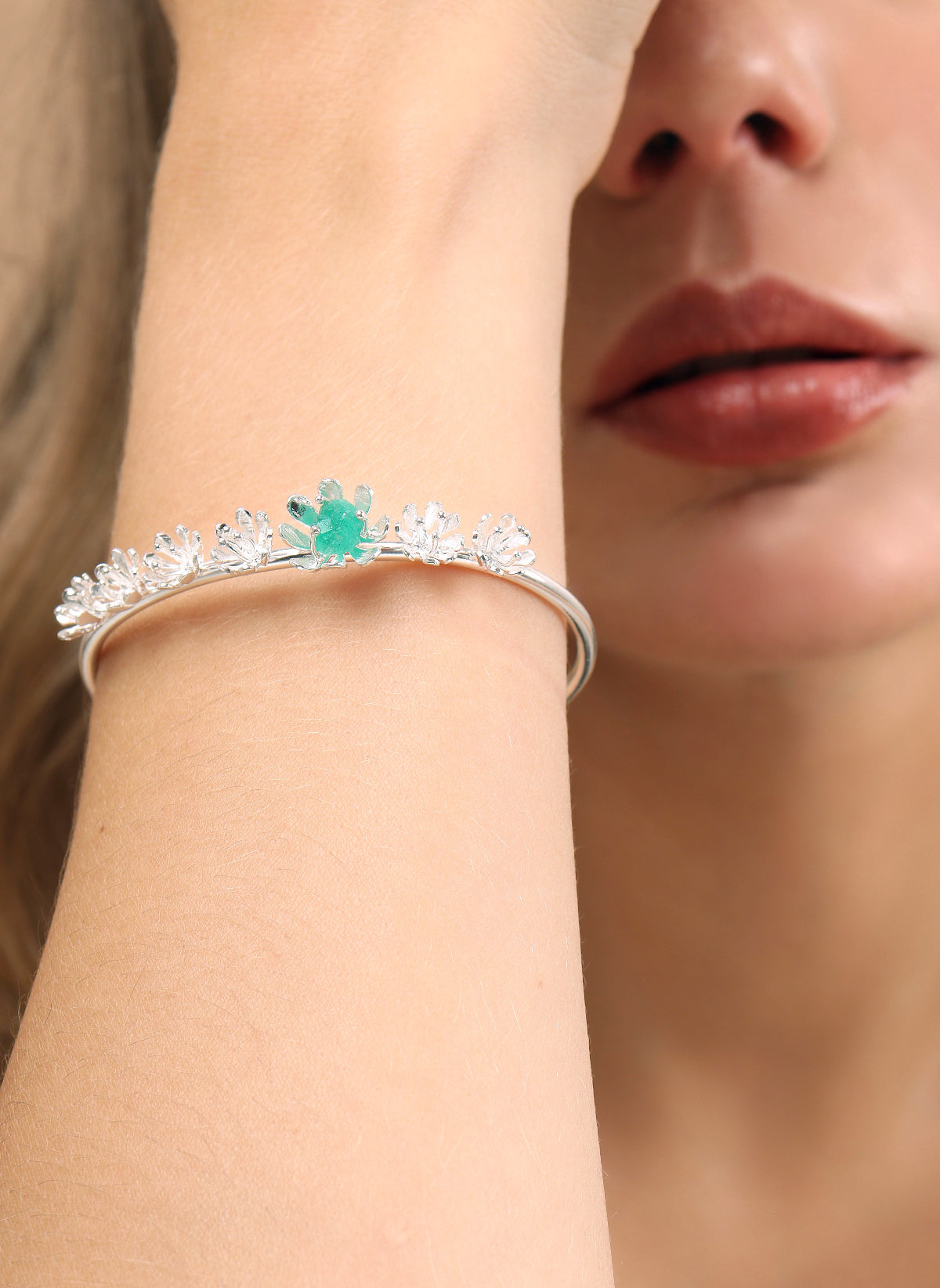 Pulsera Módulos Lirio de Agua Plata y Esmeralda.