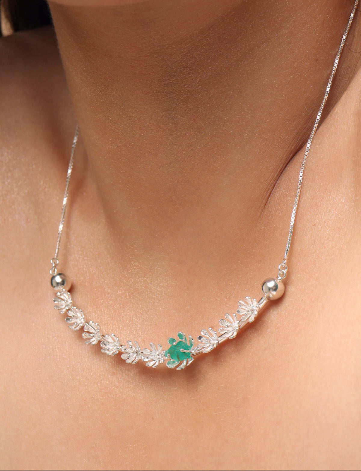 Collar Modulos Lirio de Agua Plata y Esmeralda