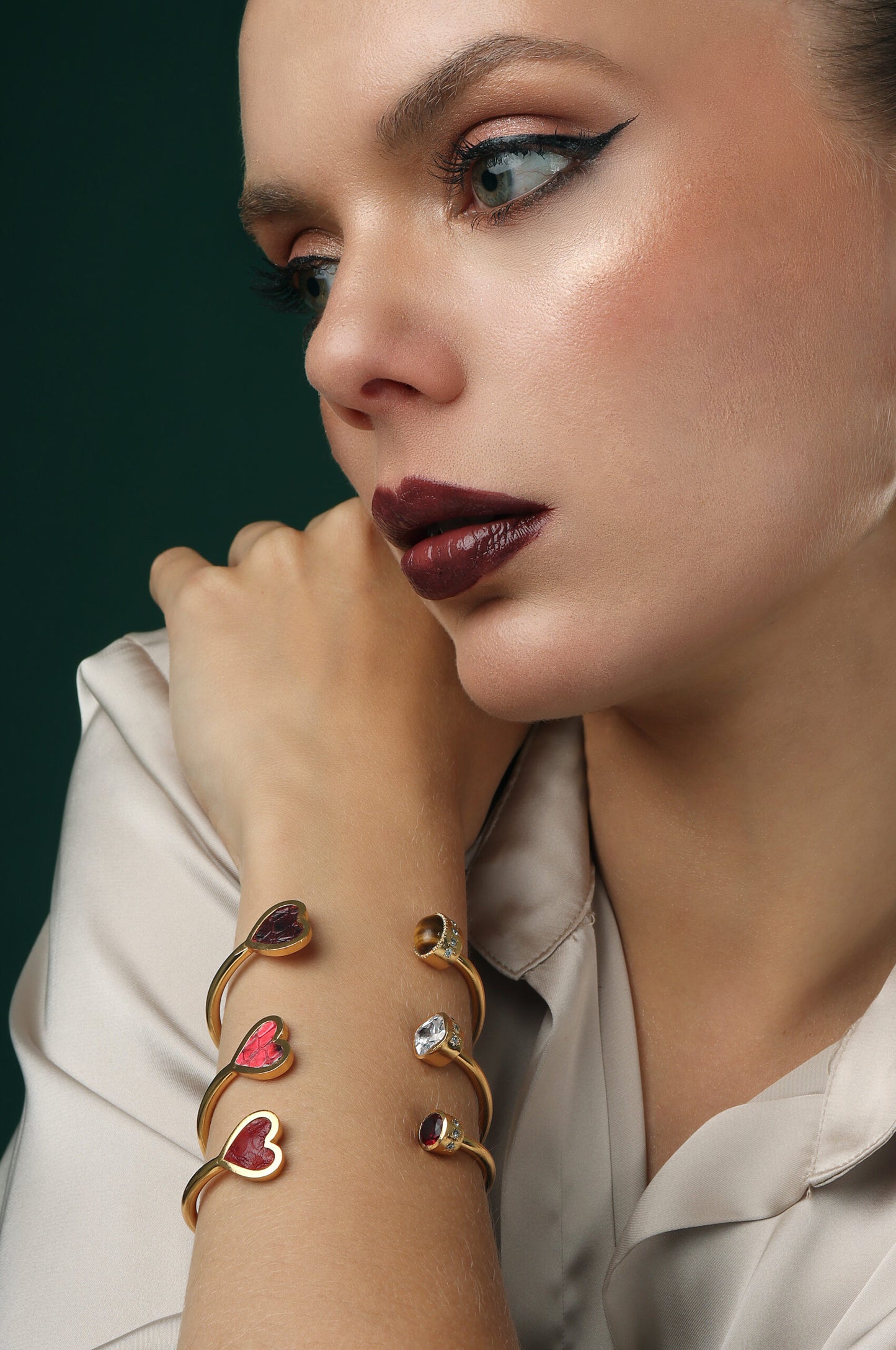 Pulseras "Yâr" corazón con piel y semipreciosas