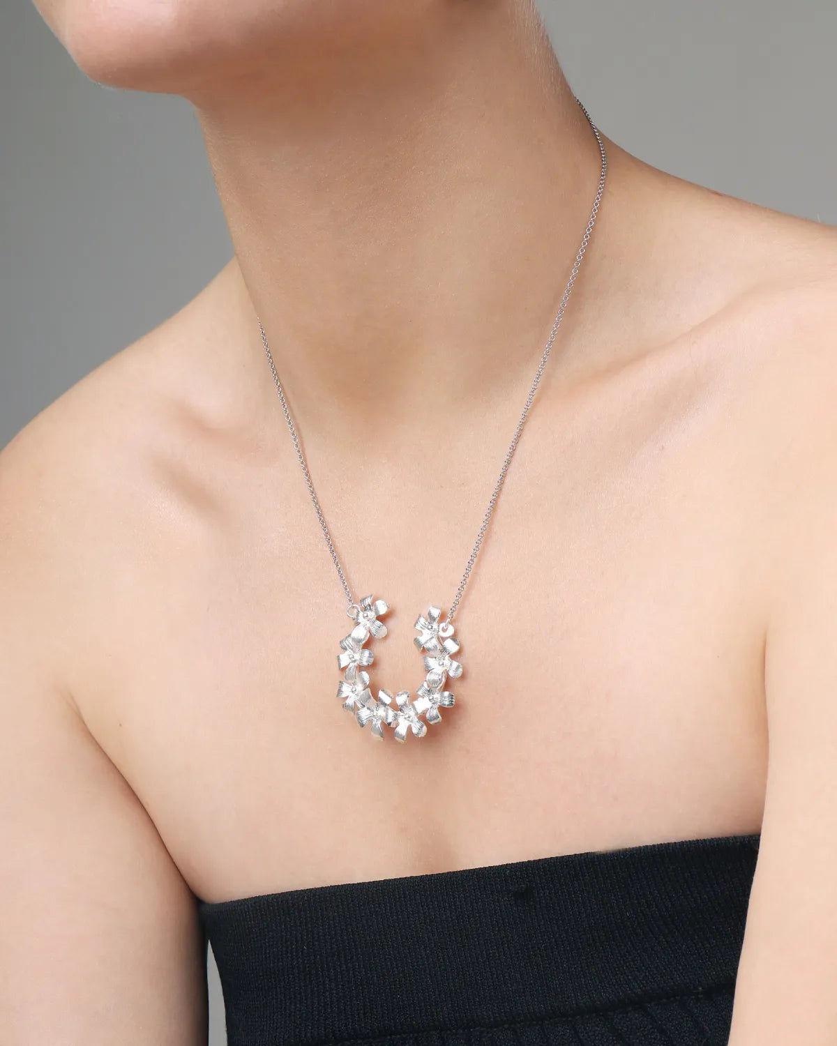Collar Margaritas Media Luna en Plata