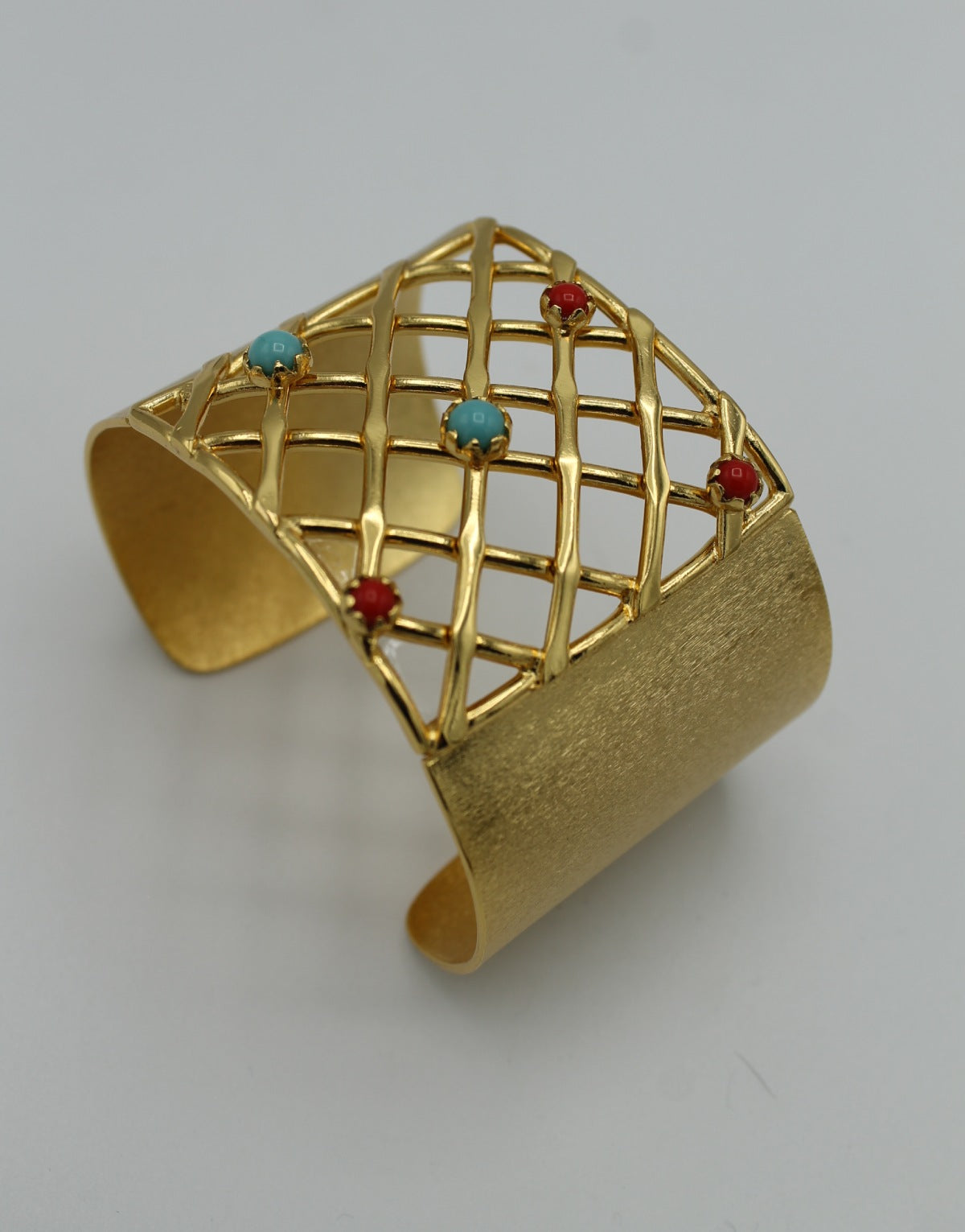 Pulsera ROZBEH rejilla con corales rojos y turquesas.
