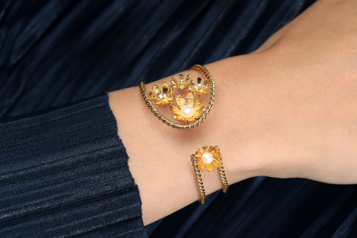 Pulsera  Lirio de Agua Dorado