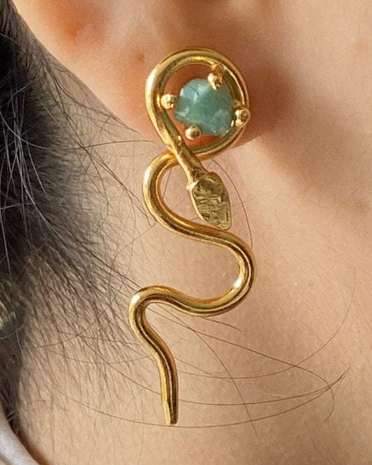 Aretes SERPIENTE con esmeralda en bruto.