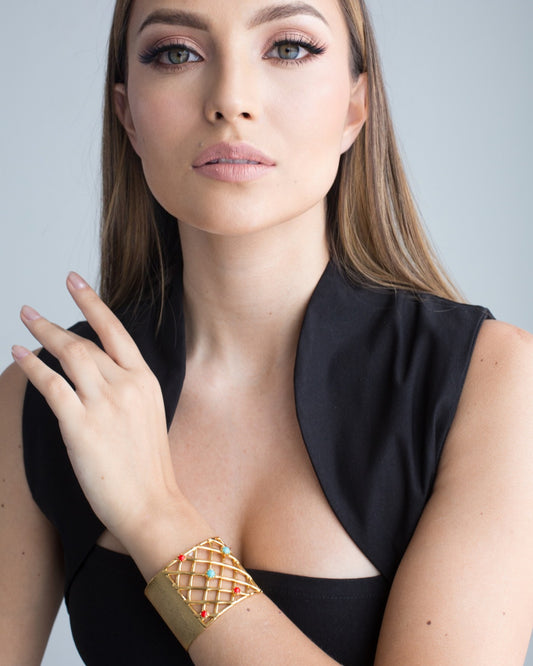 Pulsera ROZBEH rejilla con corales rojos y turquesas.